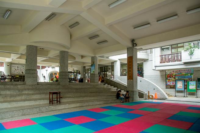 桐林国小-半户外活动空间。(图/《我的孩子都要在这里读书》天下杂志出版)