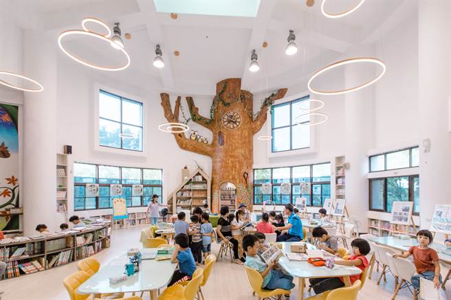 桐林国小-图书馆。(图/《我的孩子都要在这里读书》天下杂志出版)