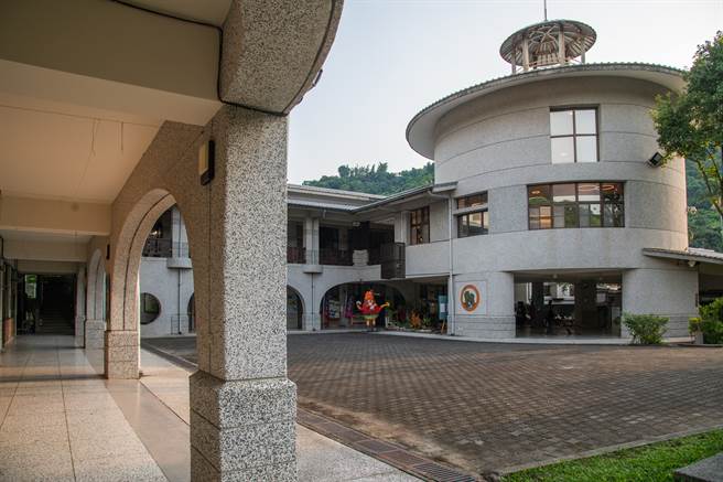 桐林国小-中庭广场。(图/《我的孩子都要在这里读书》天下杂志出版)