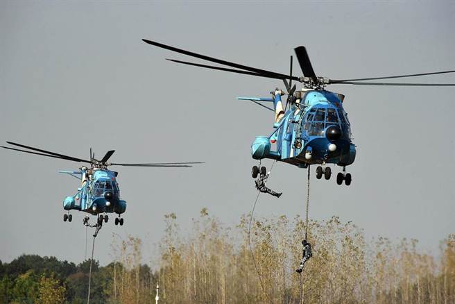 解放军空降兵训练直升机快速索降的资料画面。（中国军网）
