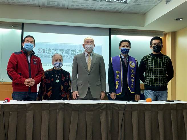 228遗族尊师重道联盟4日举行罢昶记者会，揭发霸凌228的林昶佐真面目，联盟发言人廖继斌（中）率228事件受难遗族徐征长女徐光（左二），及市议员锺小平（左一）、罢昶总部「清林散昶」领衔人周世雄（右二）和前台北市议员童仲彦（右一）齐轰林昶佐失格。（黄婉婷摄）