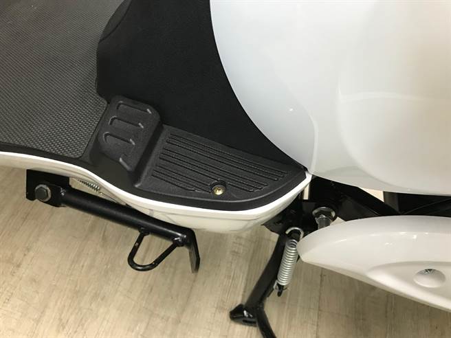 业者在电动自行车车身违规加装侧方脚踏板，违反电动自行车不得附载坐人的规定，当场勒令下架。（新北市交通局提供）