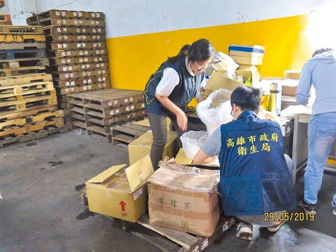 高雄检调及卫生局查获华肝基因公司使用逾期10年的蛋黄粉制作「甘益壮」等28种锭胶状或粉状保健食品，销售遍及全台，不法获利高达7000万元。（本报资料照片／袁庭尧高雄传真）