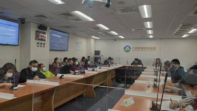 环保署今天召开「淘汰老旧机车补助办法」草案研商会。（林良齐摄）