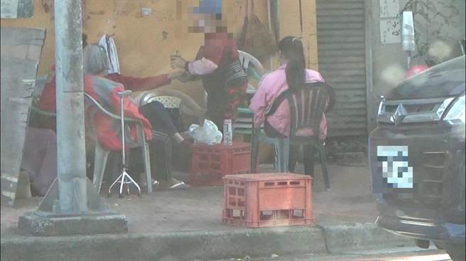 赖女涉经营「小蜜蜂」行动式今彩539地下签赌站，并提供椅凳让赌客佯装在休息区聊天掩人耳目。（清水警分局提供）