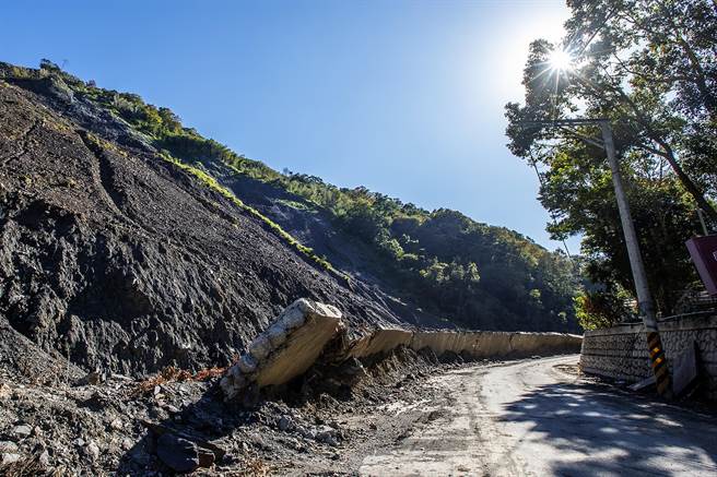 尖石乡秀峦村控溪部落白石溪边坡大崩塌，土石衝坏竹60线，沿线300公尺挡水墙都倾倒歪斜。（罗浚滨摄）