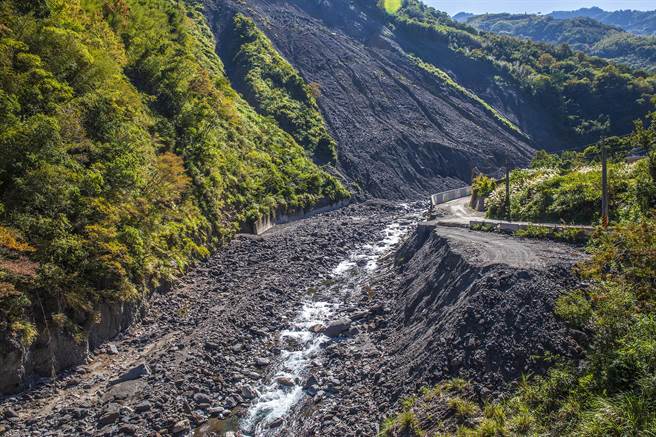 尖石乡秀峦村控溪部落白石溪边坡大崩塌，土石衝坏竹60线，乡公所办理修復工程，期4月底能完工。（罗浚滨摄）