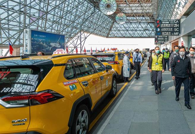 桃園市長鄭文燦在防疫計程車染疫爆發前一天，才率隊前往第二航廈視察防疫車隊。(蔡依珍攝)