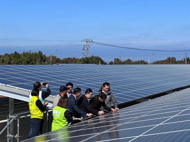 新竹市海山渔港太阳能光电发电系统，4日正式运转，年均发电量可达123万度。（陈育贤摄）