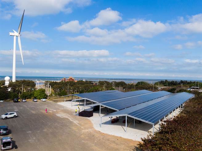 新竹市海山渔港太阳能光电发电系统，4日正式运转，年均发电量可达123万度。（陈育贤摄）