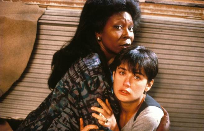 琥碧戈柏(左)确诊新冠肺炎，右为女主角黛咪摩尔。（图／达志影像）