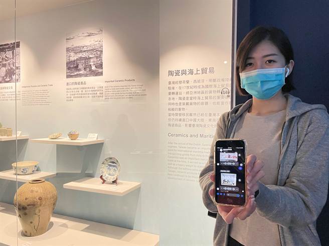 新北市莺歌陶瓷博物馆近期将馆内设施体验升级，推出个人专属导览员，民眾即日起，只要用手机下载「messenger」App，就可召唤导览机器人，全程免费陪伴解说当期精彩展览。（蔡雯如摄）