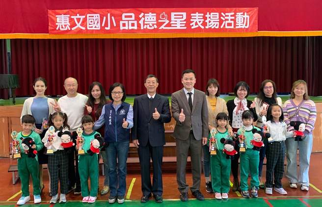 南屯区惠文国小与台中市品德教育协会，今天共同举办「品德之星」学生表扬活动。(市议员朱暖英提供)