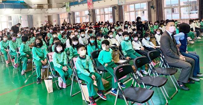 校方透过公开表扬的正面鼓励，让全体同学都能见贤思齐。(市议员朱暖英提供)