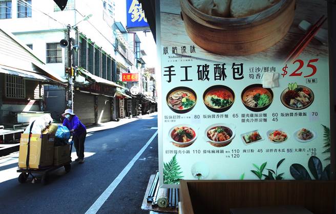 桃机清洁承包商一名清洁人员传出确诊，Ct值11属于高传染率，个案曾到桃园市中坜区忠贞市场摆摊，4日忠贞市场停业3天，整个市场空空盪盪。（陈怡诚摄）