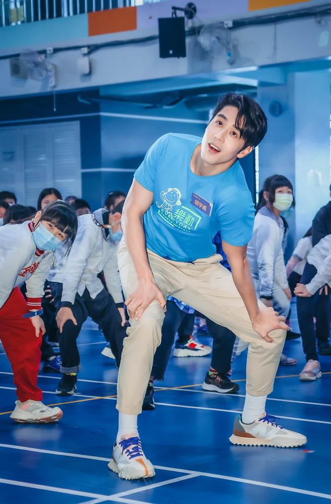 胡宇威带领小朋友一起做「一分钟纾压伸展操」。（罗永铭摄）