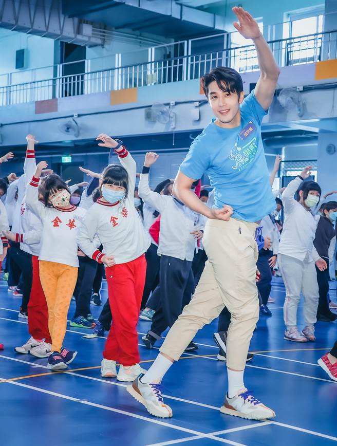 胡宇威带领小朋友一起做「一分钟纾压伸展操」。（罗永铭摄）