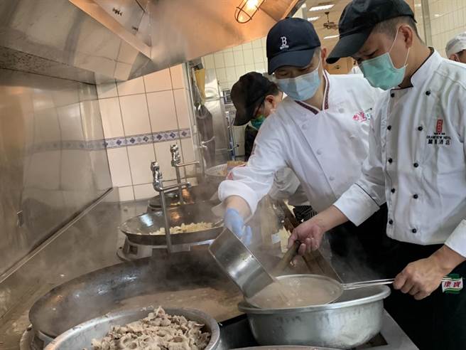 全國飯店主廚李坤昌及志工團響應義煮，讓惠明的孩子在疫情期間不用出門也能吃到五星級的大餐。（王文吉攝）