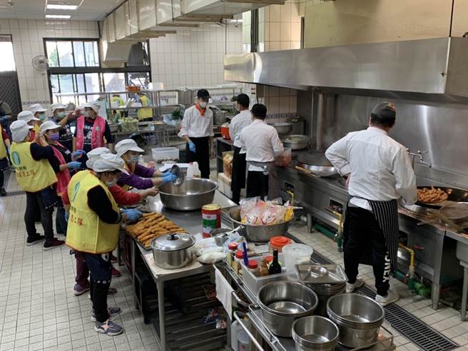 全國飯店主廚李坤昌及志工團響應義煮，讓惠明的孩子在疫情期間不用出門也能吃到五星級的大餐。（王文吉攝）