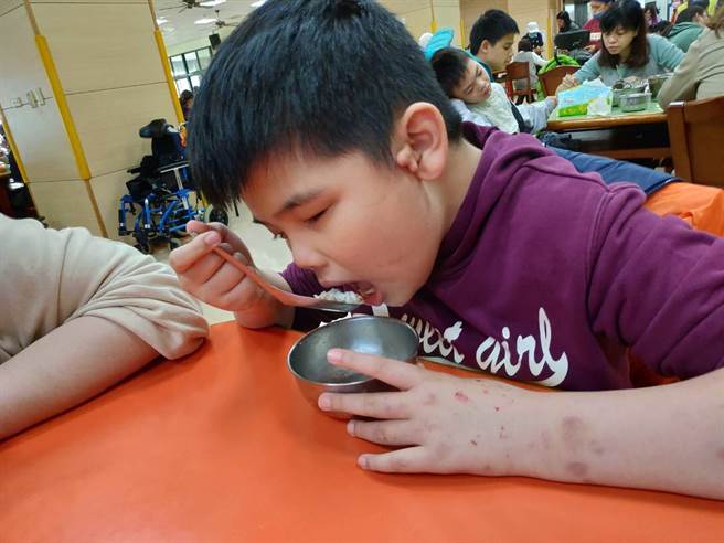 惠明育幼院的孩子開心享用五星級的豐盛午餐。（王文吉攝）