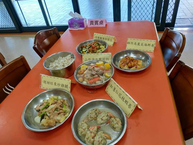 大雅區農會和李坤昌等6位主廚用心設計五菜一湯。（王文吉攝）