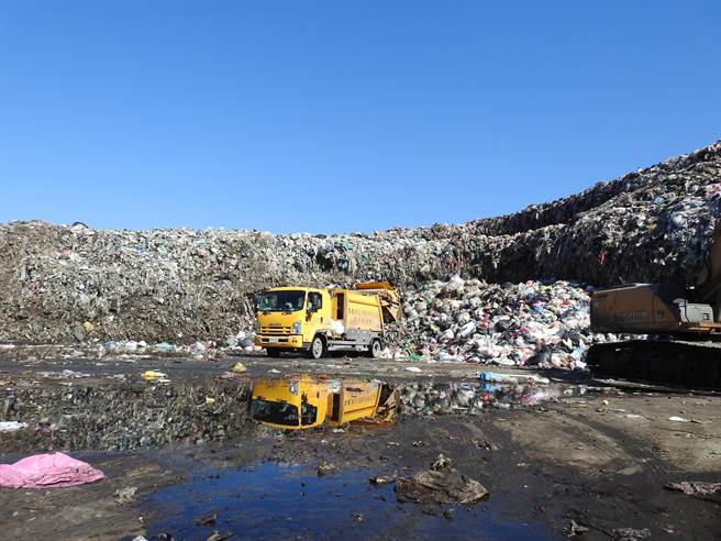 南投縣最大的垃圾堆置場，草屯垃圾轉運站去年才發生大火，3日又傳悶燒幸好及時撲滅沒釀成更大災難，這也讓附近民眾開始關心垃圾山去化問題。(吳建輝攝)