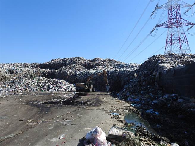 南投縣因為沒有焚化爐，因此垃圾只能委外其他縣市處裡，但近年垃圾量大、焚化廠老舊、歲修等因素，讓南投垃圾堆置量逐年增加，目前已經累積近7萬公噸垃圾。(吳建輝攝)