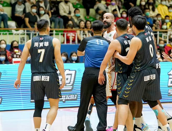 因朱亿宗肘击桑尼头部，两队差点擦枪走火，爆发口角衝突，朱亿宗也成为第一个被驱逐出场的t1球员。(台湾运彩xT1联盟提供)