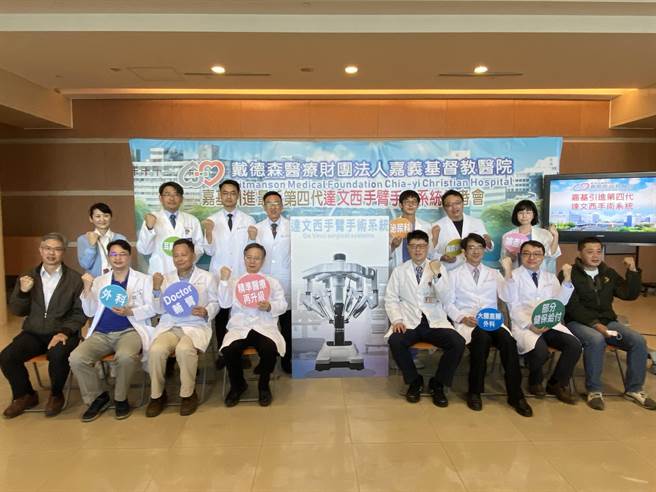 嘉基医院院长姚维仁期勉达文西手术团队提供更先进医疗技术及服务。（廖素慧摄）