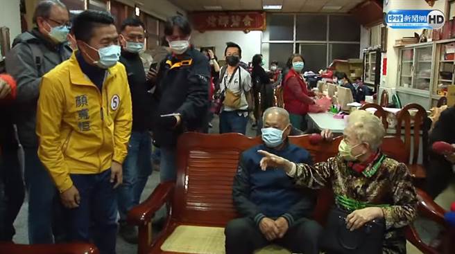 台北市市長柯文哲母親一看到國民黨立委候選人顏寬恒，立刻驚喜的用手比著。（圖／本報系影音截圖）