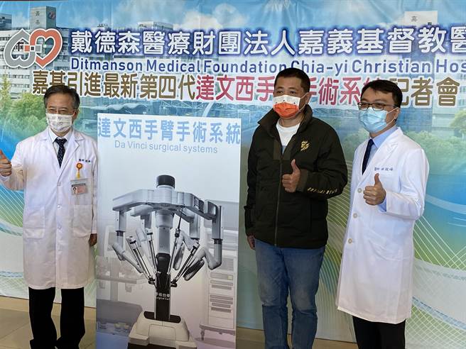 朴子市安福里长林岳平感谢嘉基医院以达文西手术治疗其肿瘤。（廖素慧摄）