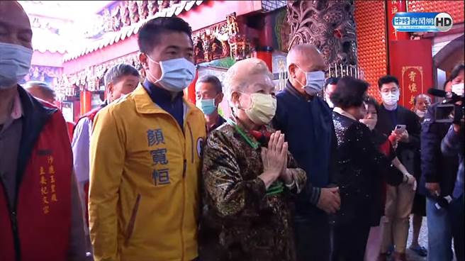 國民黨立委候選人顏寬恒與台北市市長柯文哲父母一同拜廟。（圖／本報系影音截圖）