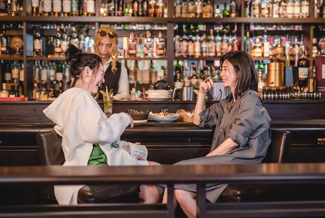 小S訪問賈靜雯，兩人笑到上氣不接下氣。（CATCHPLAY＋提供）