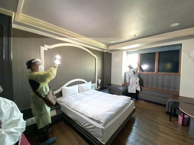 台南市衛生局今天稽查4家防疫旅館，針對空調、通風系統做全面檢視。(曹婷婷攝)