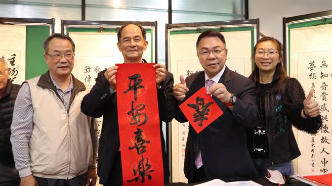 周基山（左二）在現場揮毫贈春聯，市議員蔡育輝（右二）和沈家鳳（右一）到場熱情相挺。（張毓翎攝）