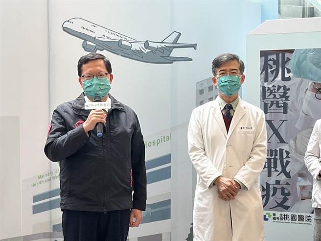 桃园市长郑文灿（图左）4日受访表示，因为确诊的女清洁员曾到忠贞市场摆摊，市府增开3社区採检站。（陈梦茹摄）