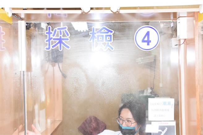 彰基医学中心筛检站启用全自动消读系统，透过自动感应控制酒精喷速和流量，仅须1分钟就能完整清消，大幅缩减採检后所需的清消人力与时间。（谢琼云摄）