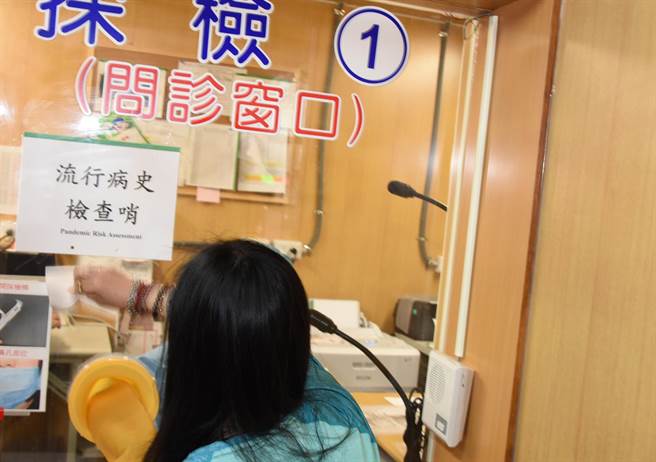 过去新冠肺炎病毒筛检站，医护人员完成採检后，都需要花费额外人力，请专业清洁人员进入执行清消，或请受检民眾与医护一起协助清消。（谢琼云摄）