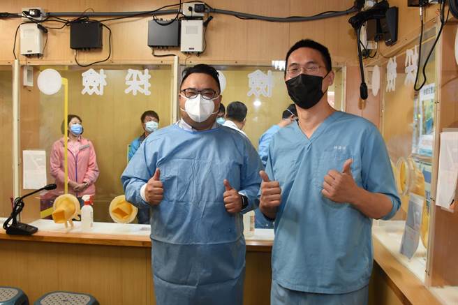 林晏任医师（右）指出，採检站全自动消毒系统，喷洒酒精覆盖率100％，能使採检站的防护零死角、运作速度提升三倍。（谢琼云摄）