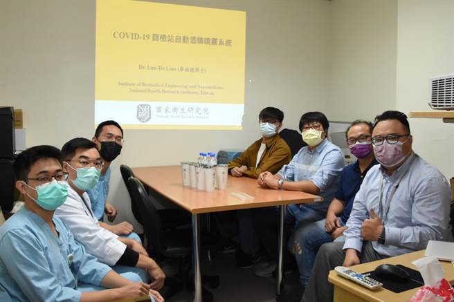 国卫院副研究员廖伦德博士（右一）强调，彰基COVID-19採检站所採用的全自动消毒系统，是全台湾第一套专为採检站设计安装的消毒系统。（谢琼云摄）