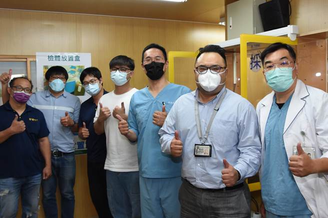 自动清消系统可加速採检的流程，更重要的是能够顾及医护人员和下一位採检人的健康。（谢琼云摄）