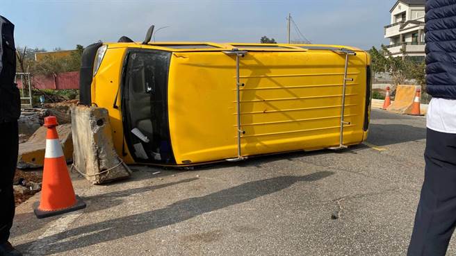 金门环岛北路顶堡段今天上午发生1辆自小客车擦撞路旁护栏后，侧翻路旁的交通事故。（警方提供）