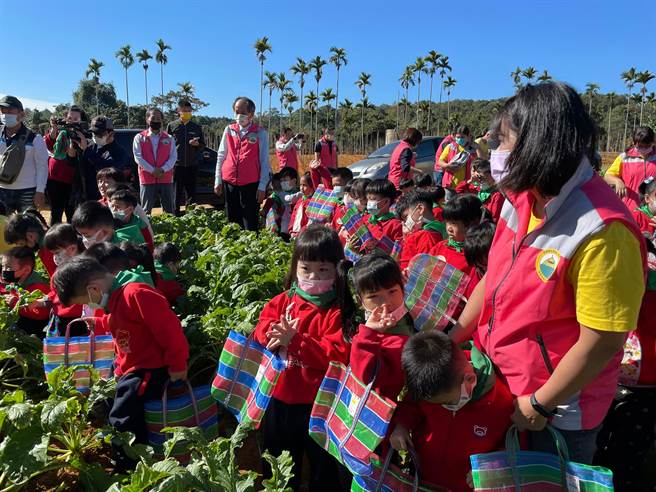 近年政府力推食农教育，让学习者从农产地、农产品一路到认识到餐桌，4日南投县埔里镇公所就举办食农玩很大，邀请镇内大小朋友一起到萝卜田内拔萝卜。（公所提供／吴建辉南投传真）