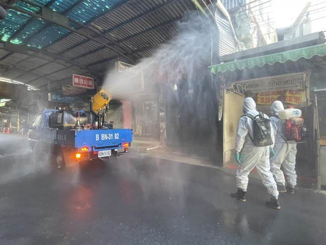 桃園忠貞市場及周圍10里大清消，店面可營業攤商全面休市至1／6。(呂筱蟬攝)