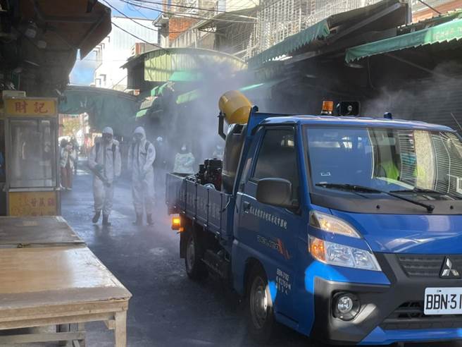 桃園忠貞市場及周圍10里大清消，店面可營業攤商全面休市至1／6。(呂筱蟬攝)