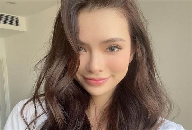 Naomi五官深邃神似混血儿。(图/翻摄自Naomi IG)
