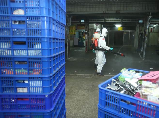 疫情指挥官陈时中表示，即刻起桃园市加强防疫措施，外出须全程佩戴口罩，除饮食需求外，拍照也不得拿下口罩。图为桃园市今日扩大消毒忠贞市场并停业3天。（图／记者陈怡诚摄影）