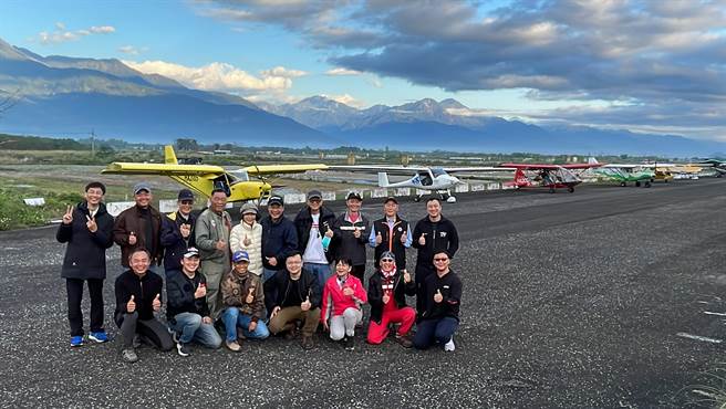 花莲航空协会展现热爱天空活力，举办2022元旦晨飞迎日出活动。(戴志扬翻摄)