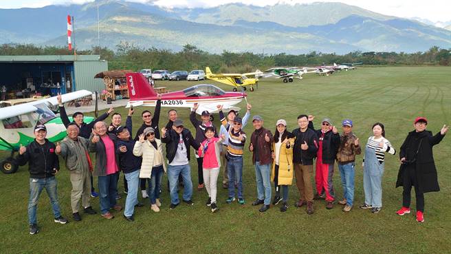 花莲县航空协会伙伴们难得欢聚一堂，共同追寻跃上天空的美梦。(戴志扬翻摄)