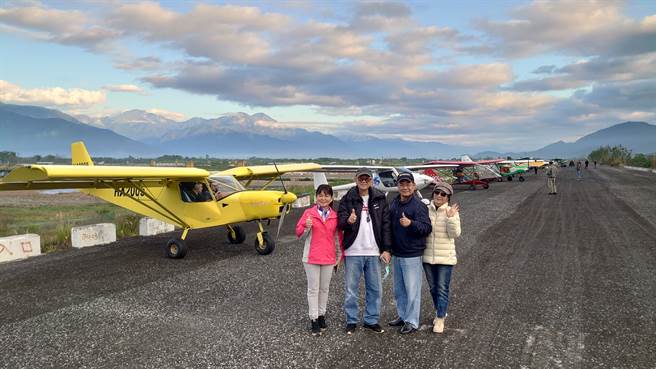 台开集团邱復生总裁第三度参加花莲航空协会元旦晨飞迎日出。(戴志扬翻摄)